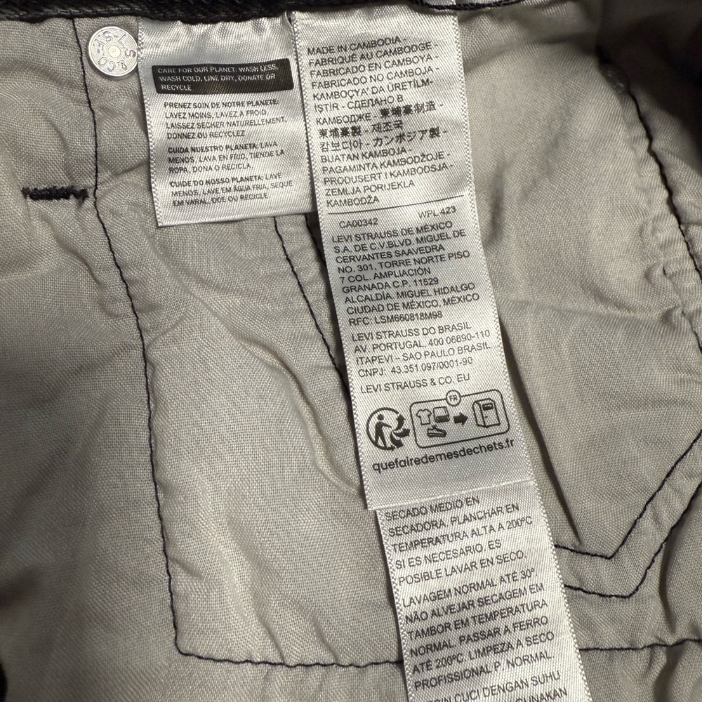 Levi’s Women high rise fitted denim shorts through the hip - Picture 4 of 10